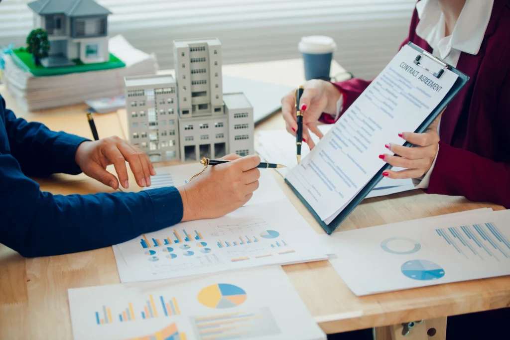 client and agent working out numbers and metrics